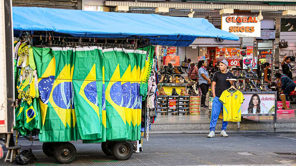 Futebol fraco da Seleção esfria vendas de Copa nas ruas de SP