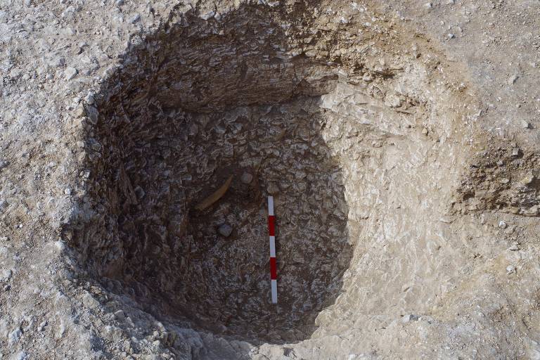Arqueólogos veem indícios de ritual do solstício em fossas antigas perto de Stonehenge