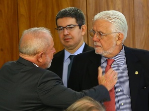 Sem deixar liderança, Jaques Wagner leva crise para o centro do governo