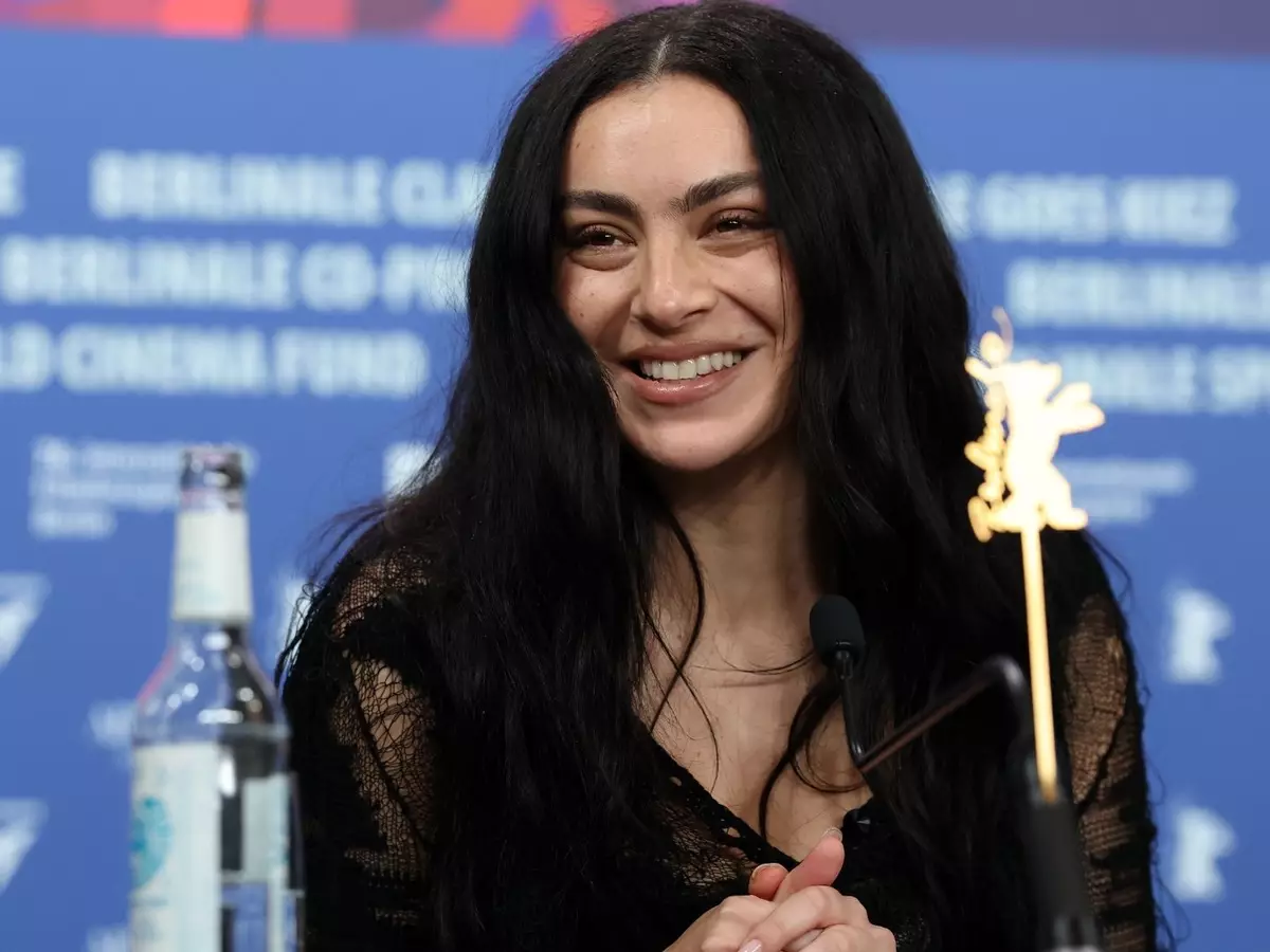"Pior momento da minha vida": Charli XCX faz desabafo corajoso sobre saúde mental longe dos holofotes