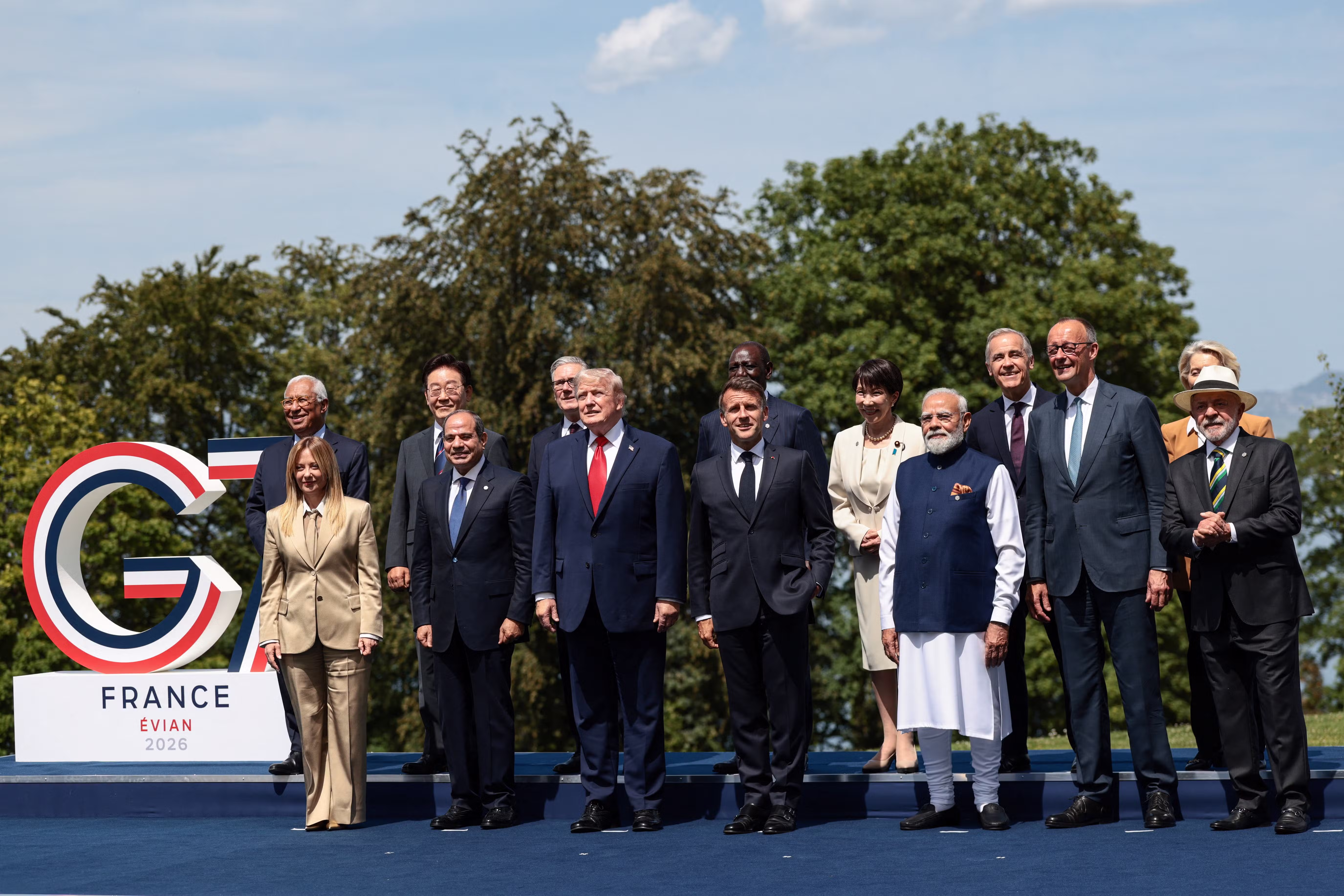 FOTOS E VÍDEO: Trump e Lula posam para a 'foto de família' do G7
