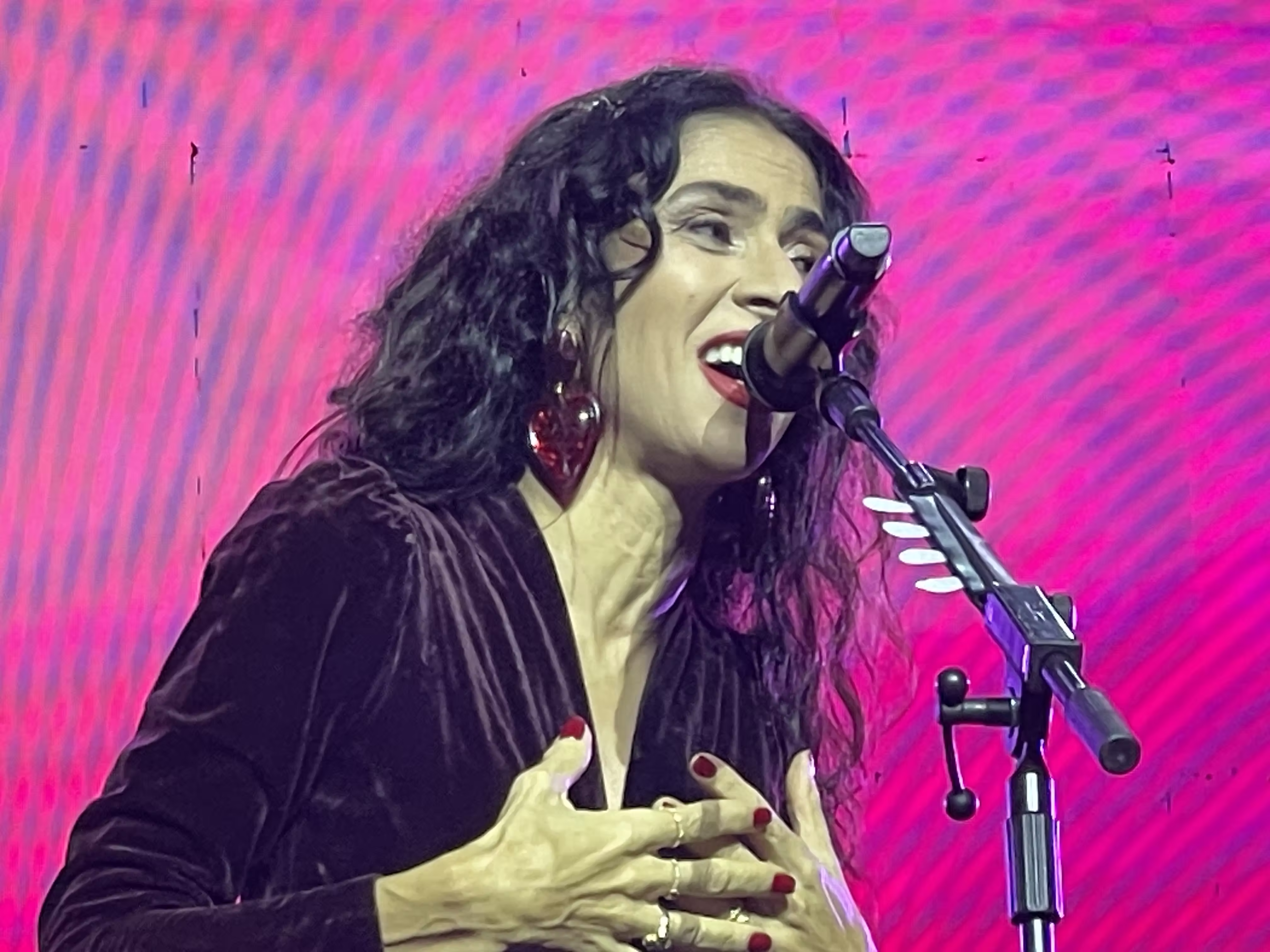 Em dia de Seleção, Marisa Monte dá goleada de emoção na abertura da última semana de shows da Festa Junina de Votorantim 2026
