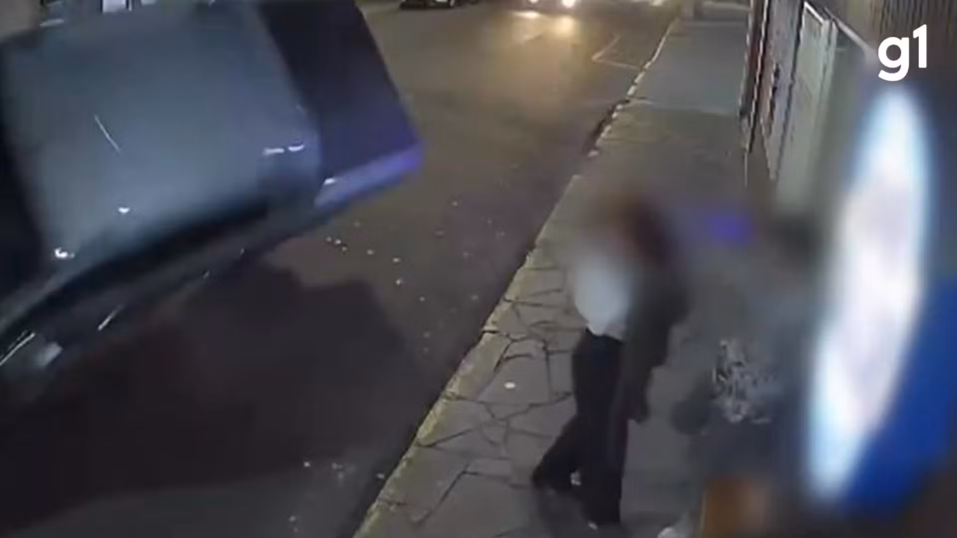 VÍDEO: Caminhonete capota e quase atinge grupo de jovens em calçada no RS