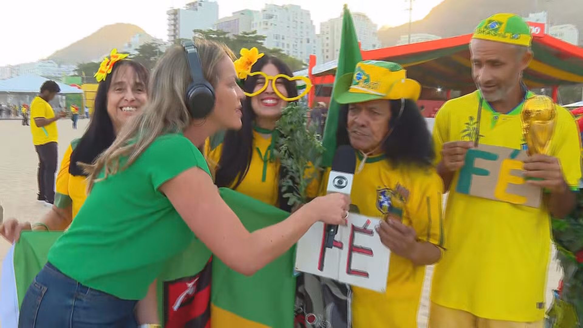 Torcedores começam a chegar a Copacabana e ao Alzirão para acompanhar Brasil x Haiti