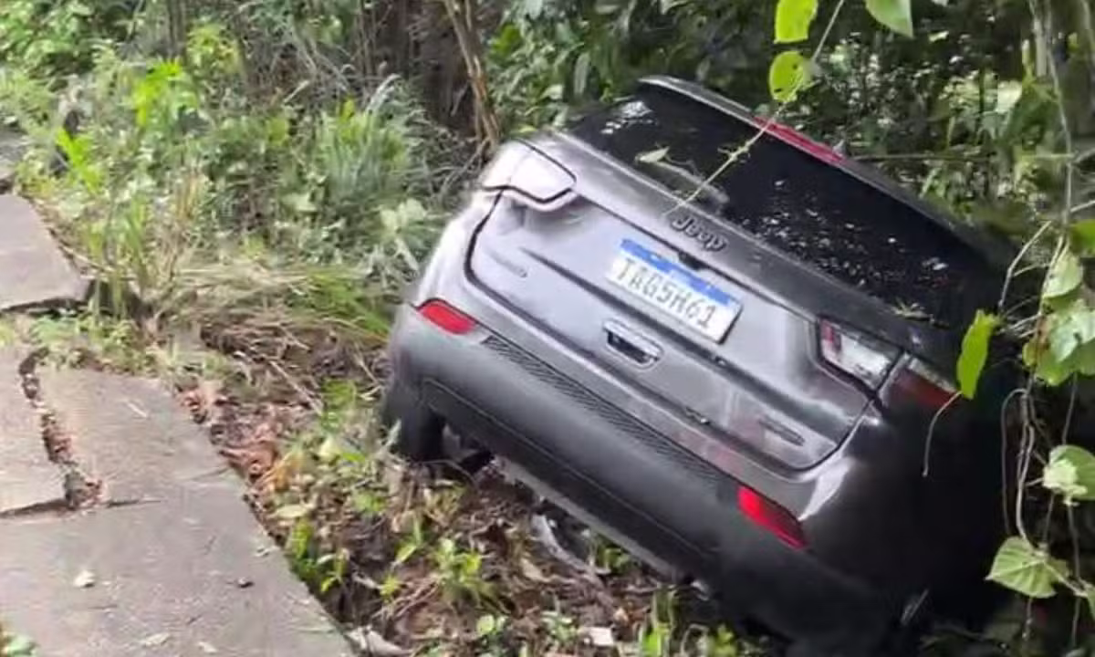 Carro sai da pista e fica preso em área de mata na Avenida Jacira Reis, em Manaus