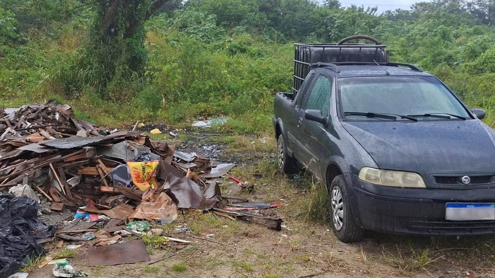 Motorista é autuado pela Agefis por descarte irregular de óleo de motor a?