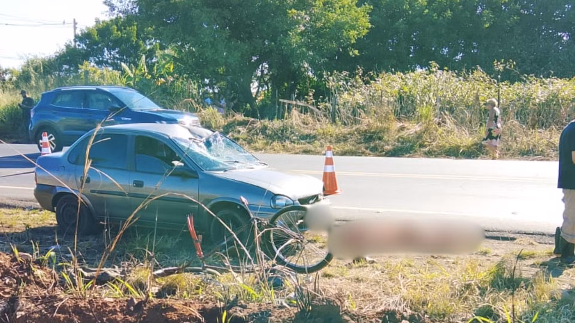 Ciclista morre após ser atropelado por carro enquanto tentava atravessar a MG