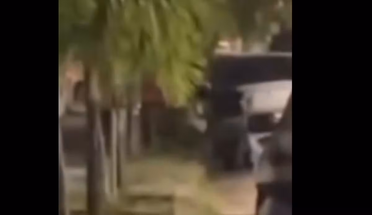 Mulher é espancada por assaltante e tem carro roubado no Recife; vídeo mostra agressões