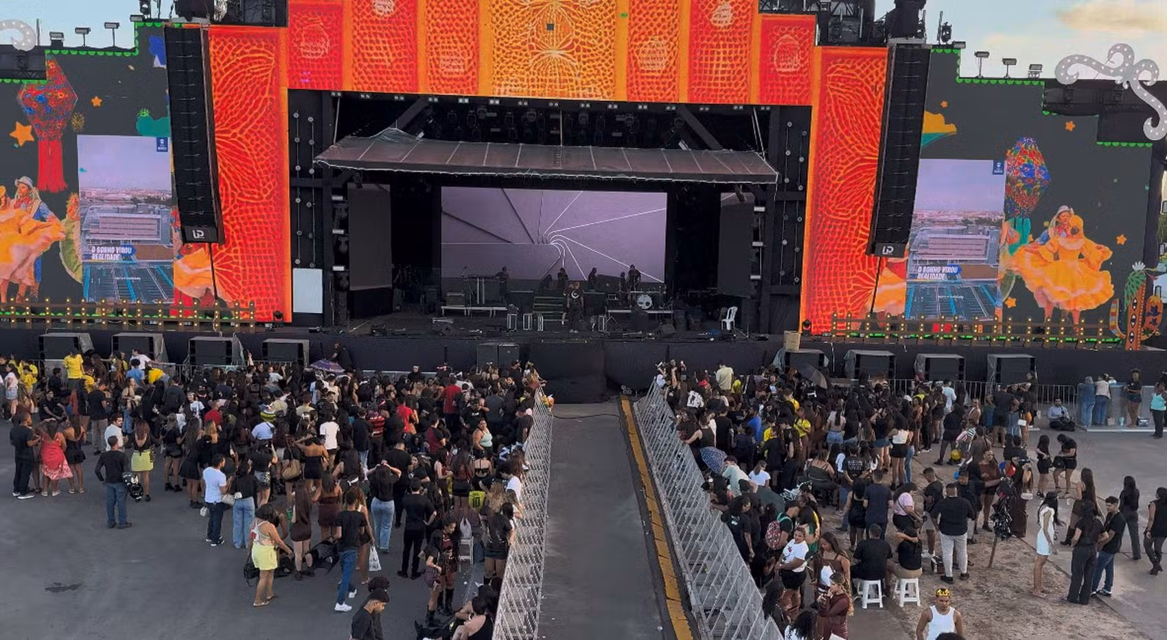 Fãs de Luan Santana já disputam espaço próximo ao palco do Arraiá do Povo em Aracaju