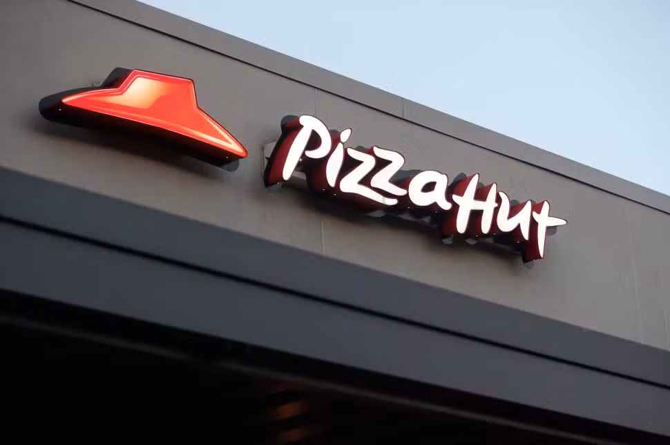 Pizza Hut será vendida por US$ 2,7 bilhões após anos de queda nas vendas e fechamento de lojas