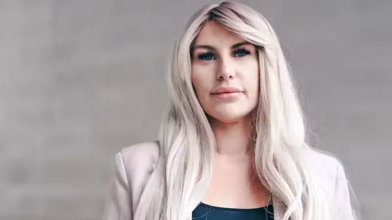 Agentes no OnlyFans controlam e ameaçam modelos enquanto retêm metade dos ganhos, revela BBC