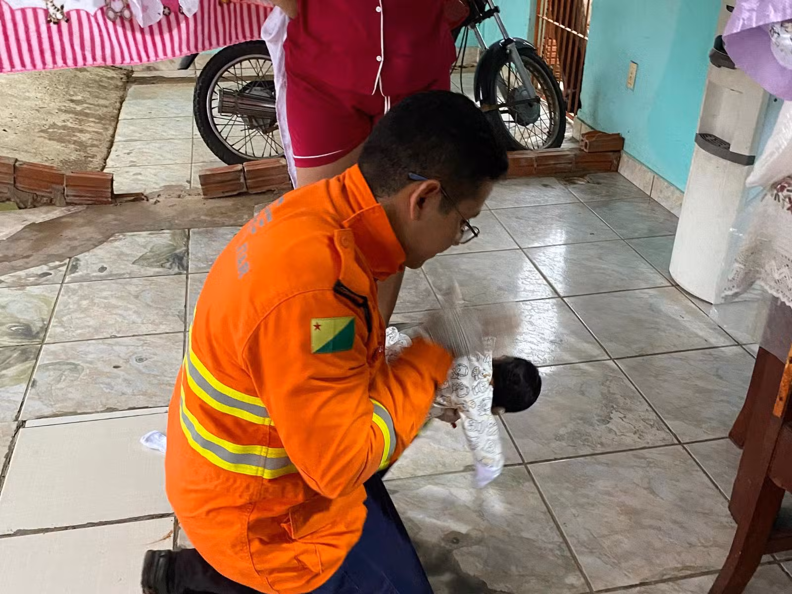 Bebê com 14 dias de vida é salva por bombeiros após se engasgar com leite materno no Acre
