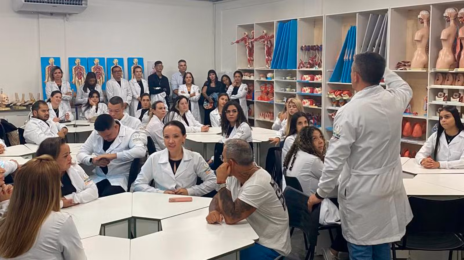 Médicos terão de atingir nota mínima no Enamed para obter registro profissional