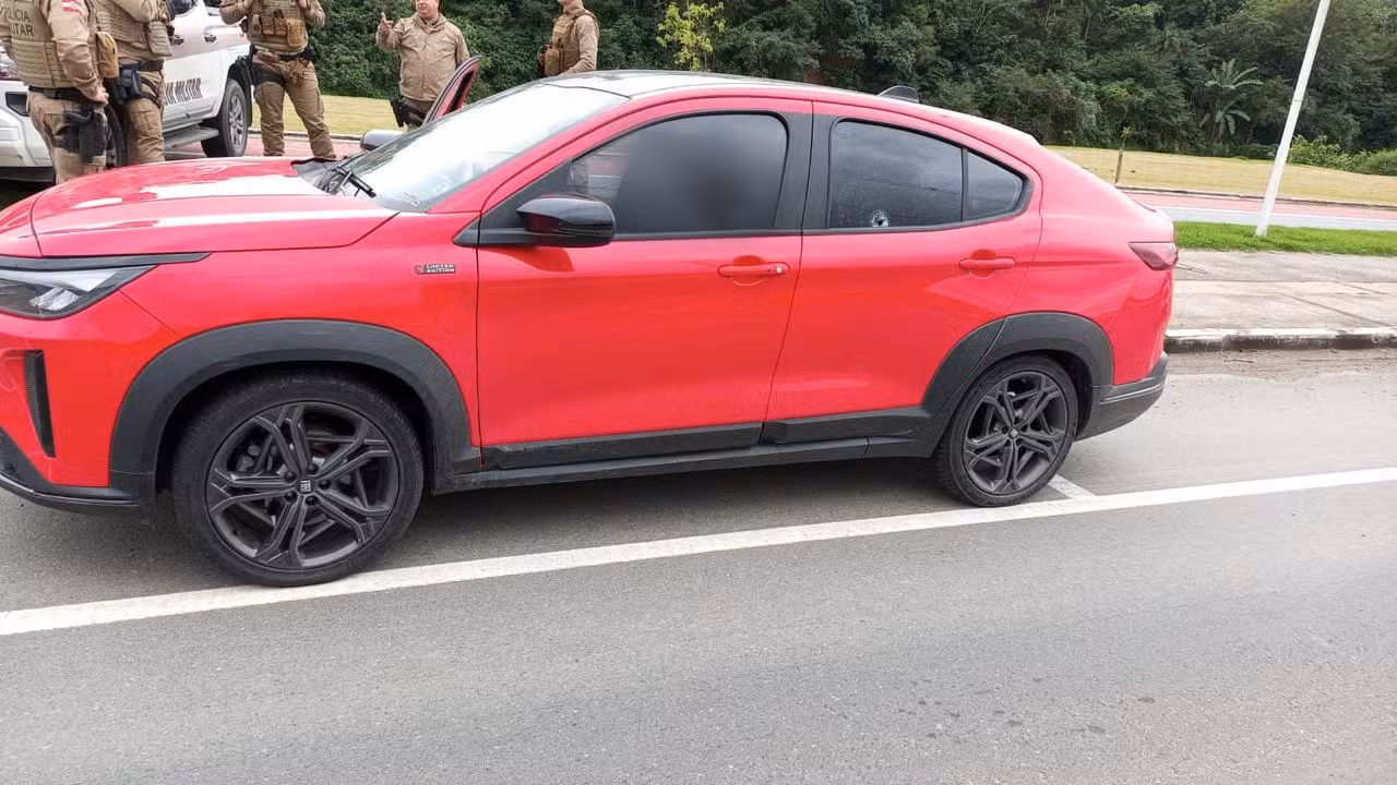 Mulher é presa ao confessar ter executado homem achado morto dentro de carro em SC