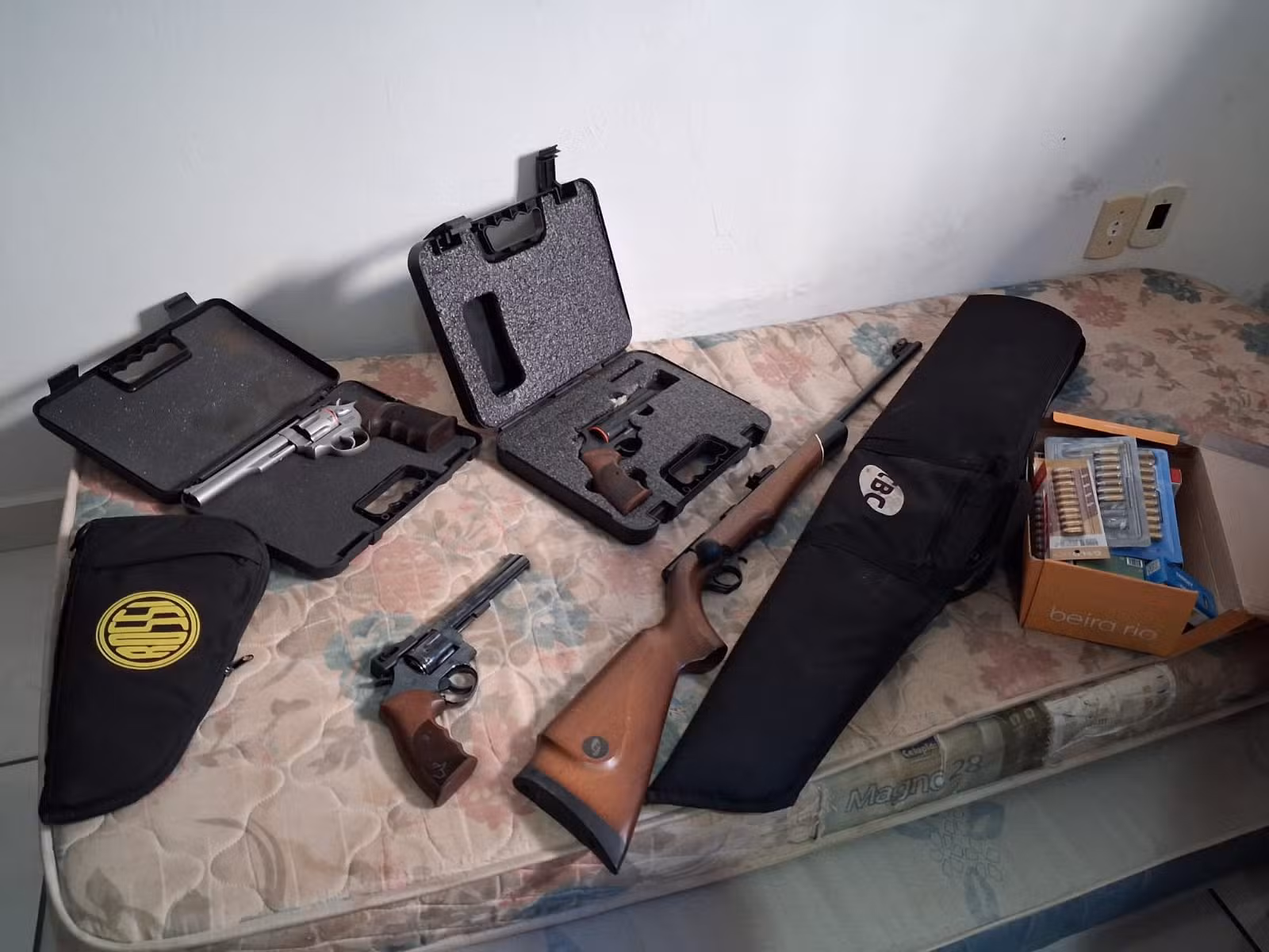 Polícia Civil apreende revólveres, fuzil e munições na casa de investigado por violência doméstica em Cerqueira César