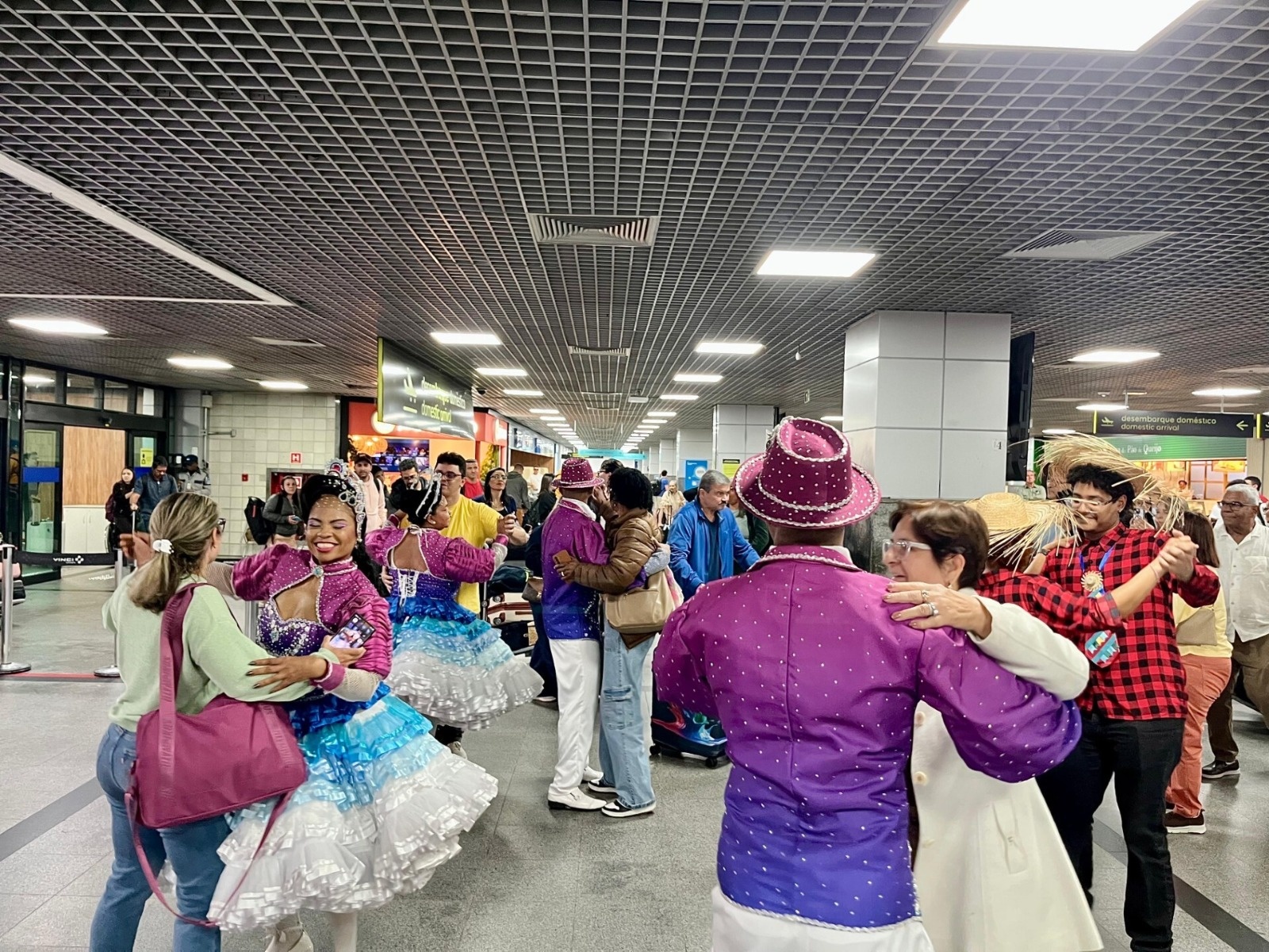 Turistas são recepcionados em clima do São João ao desembarcarem no Aeroporto de Salvador
