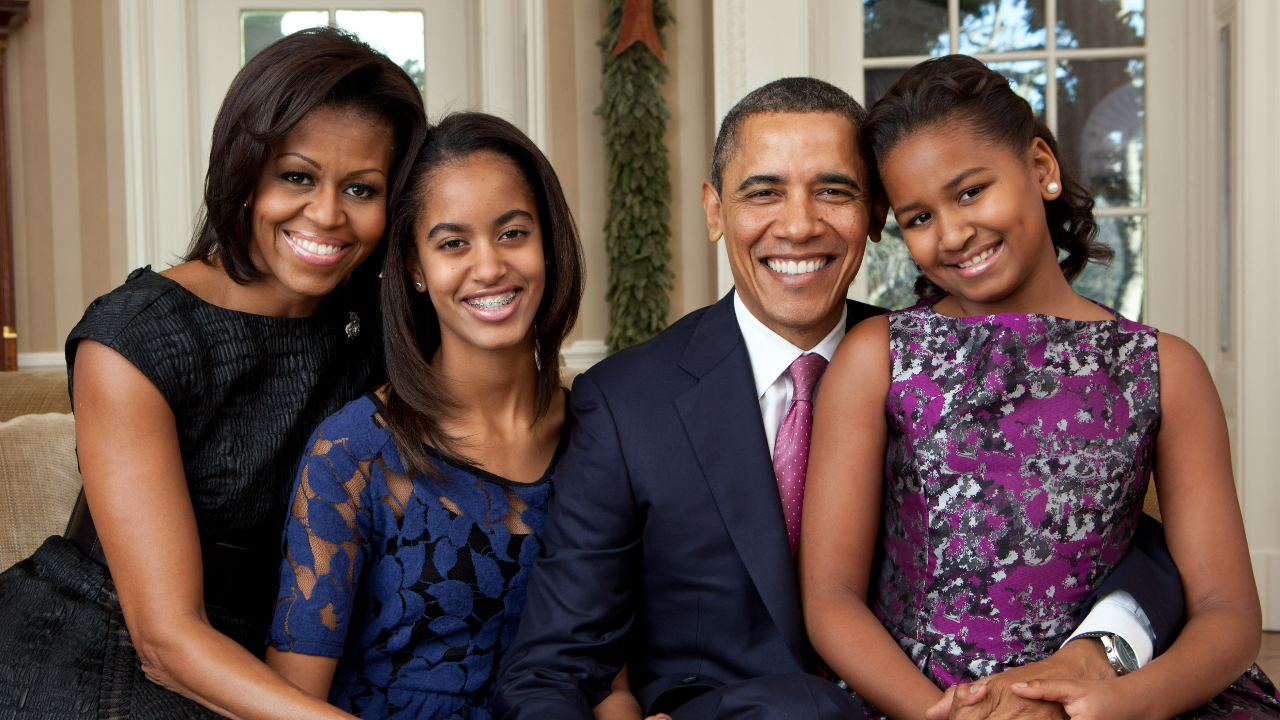 Filhas Obama reunidas em Chicago surpreendem em cerimônia que web não esperava