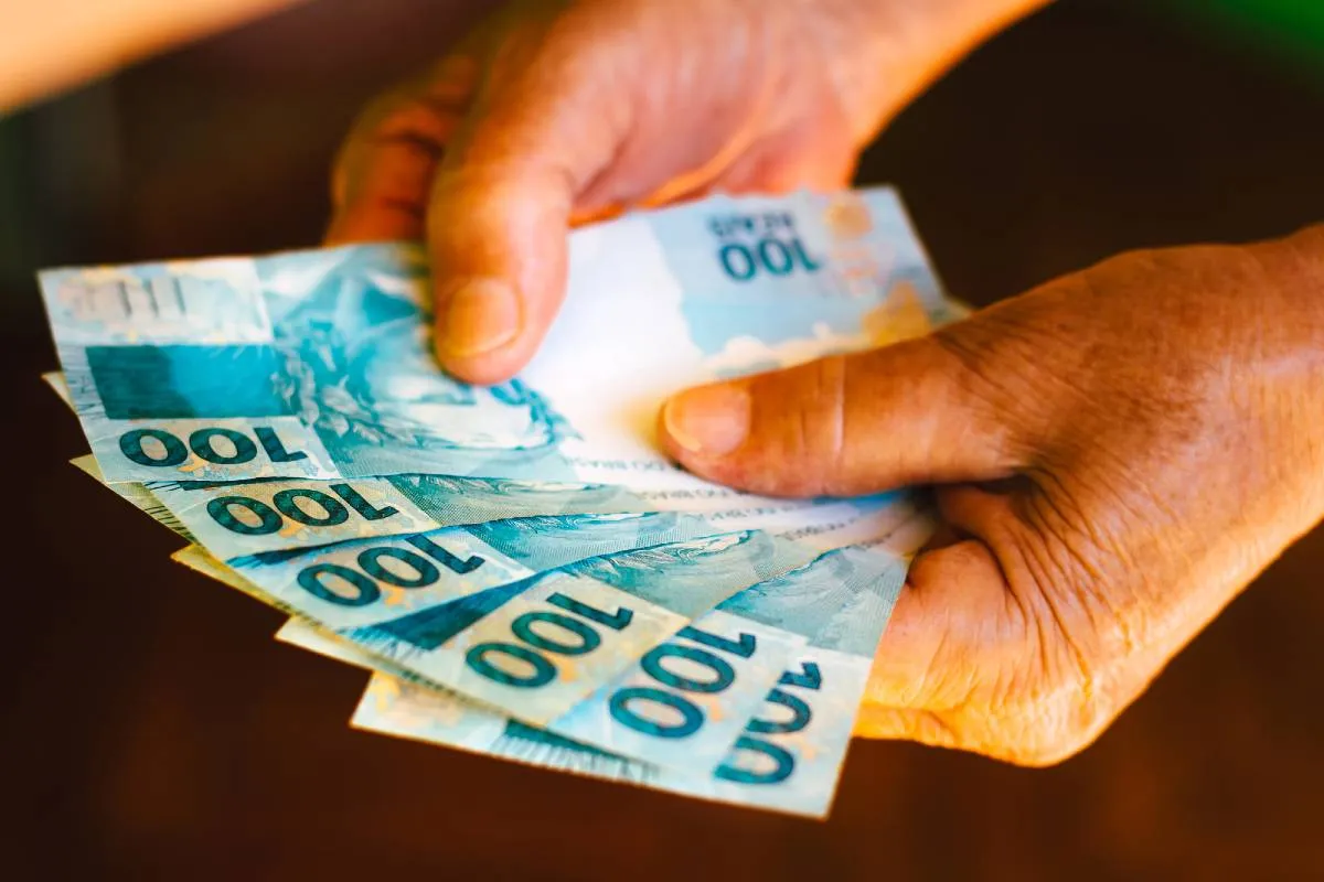 Receita Federal pode depositar até R$ 1 mil na sua conta: veja se você está na lista dos 4 milhões
